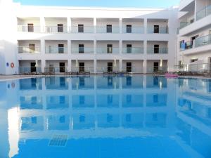 una grande piscina di fronte a un edificio di Evabelle Napa Hotel Apartments a Ayia Napa