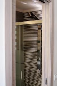 W łazience znajduje się prysznic ze szklanymi drzwiami. w obiekcie Casa Silve w mieście La Spezia