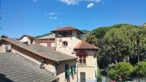 budynek z wieżą zegarową na górze w obiekcie La Merlettaia w Rapallo