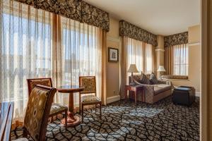 Postel nebo postele na pokoji v ubytování Gaslamp Plaza Suites