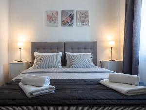 扎达尔Apartments Nino 1的一间卧室，有一张大床，床上有毛巾
