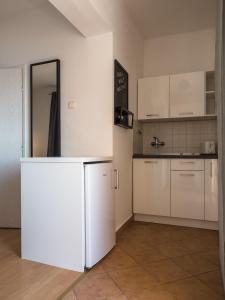 Apartments Nino 1的厨房或小厨房