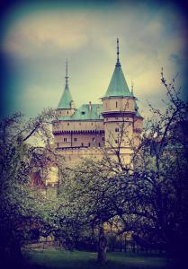 Un gran castillo con dos torres encima. en Apartmany Kanianka, en Bojnice