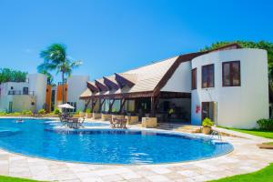 une piscine en face d'un bâtiment dans l'établissement Sun Bay Pipa Hotéis, à Pipa
