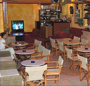 Restorāns vai citas vietas, kur ieturēt maltīti, naktsmītnē Costantonia Holiday Apartments