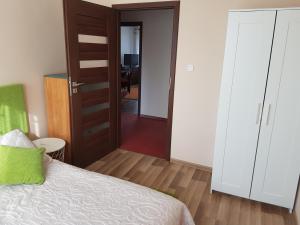 コウォブジェクにあるSamodzielny APARTAMENT 2pokojowyのベッドルーム1室(ベッド1台付)、廊下に通じるドアが備わります。