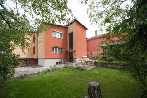 a house with a green yard in front of it at Smeštaj Luka in Soko Banja