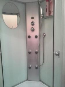 A bathroom at Apartment Na Kamsamolskoy