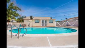 Adorable House only a few miles from the Strip