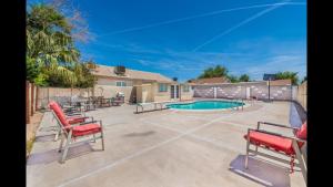 eine Terrasse mit Stühlen und einem Pool in der Unterkunft Adorable House only a few miles from the Strip in Las Vegas