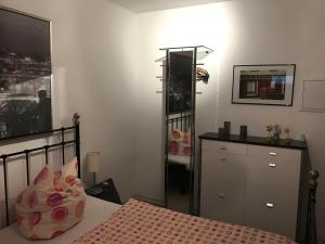 ホンブルクにあるFerienwohnung Happinessのベッドルーム1室(ベッド1台、ドレッサー、鏡付)