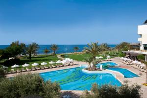 Bazén v ubytování Constantinou Bros Athena Royal Beach Hotel nebo v jeho okolí