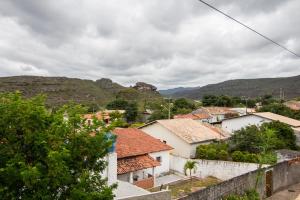 Blick auf ein Dorf mit Bergen im Hintergrund in der Unterkunft Pousada Recanto Verde in Mucugê