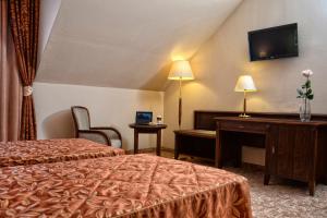 Habitación de hotel con 2 camas y TV en Hotel Ventus Natural & Medical Spa, en Gołdap