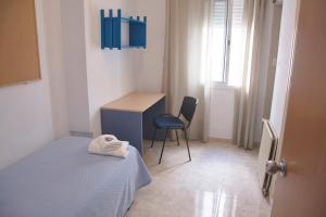 Postel nebo postele na pokoji v ubytování Residencia Universitaria Cadiz Centro