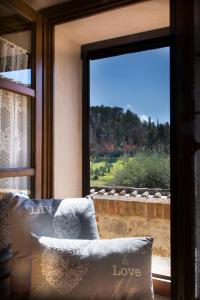 1 dormitorio con ventana y vistas a un campo en Agriturismo Raggio di Sole, en Montepulciano