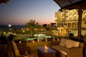 Bazén v ubytování Constantinou Bros Athena Royal Beach Hotel nebo v jeho okolí