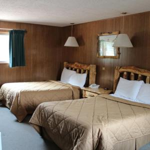Habitación de hotel con 2 camas y espejo en Georgetown Mountain Inn, en Georgetown