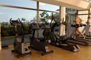 Fitness centrum a/nebo fitness zařízení v ubytování Constantinou Bros Athena Royal Beach Hotel