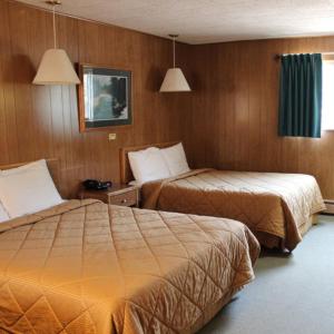 ein Hotelzimmer mit 2 Betten und 2 Lampen in der Unterkunft Georgetown Mountain Inn in Georgetown