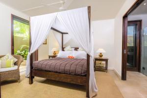 
A bed or beds in a room at Te Vakaroa Villas
