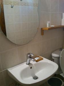 Koupelna v ubytování Hotel Polydrosos