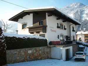 een gebouw waar een auto voor geparkeerd staat bij Gästehaus Tramnitz in Mayrhofen