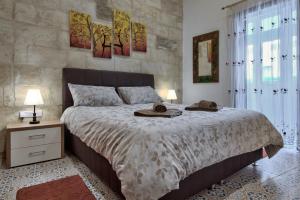 Un dormitorio con una cama grande con dos sombreros. en Valletta Apartments 19 en La Valeta