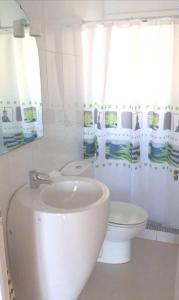un bagno bianco con lavandino e WC di Apartamento Roses a Roses Altre 23 foto