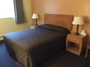 Postel nebo postele na pokoji v ubytování Shelikof Lodge
