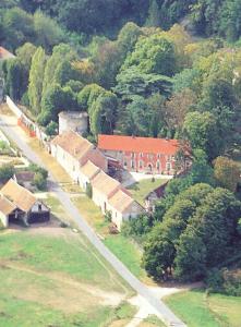 una vista aérea de un pueblo con un edificio en La Ferme Rose, en Cergy