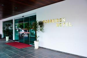 een hotelbord aan de zijkant van een gebouw bij Posseidon Hotel in Imperatriz
