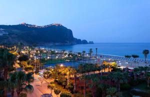 una vista aérea de la playa por la noche en Gardenia Hotel, en Alanya