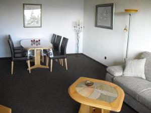 sala de estar con sofá y mesa en First Class Residence, en Winterberg