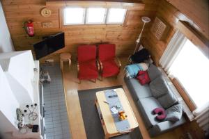 an overhead view of a living room with a couch and red chairs at Ylläs Suistotie Cottage in Äkäslompolo