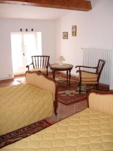 a living room with two chairs and a table at Domaine De Luzenac in Fa