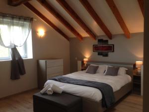 um quarto com uma cama grande e uma janela em Ferme auberge du col de la vaccia em Olivese