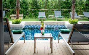 Ein Garten an der Unterkunft Phuket Graceland Resort and Spa