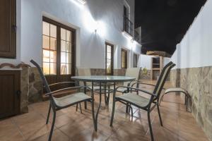 ein Esszimmer mit einem Tisch und Stühlen in der Unterkunft Casa Rural La Fuente in Segura de León