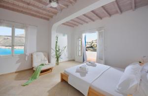 エリアビーチにあるVilla Chrystaの白いベッドルーム(ベッド付)が備わります。