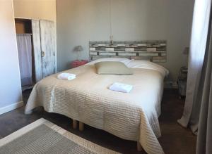Een bed of bedden in een kamer bij La Bouchère 33