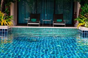 Der Swimmingpool an oder in der Nähe von Phuket Graceland Resort and Spa
