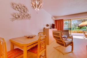 a kitchen with a table and chairs and a dining room at Apartamento Victoria in Vilamoura