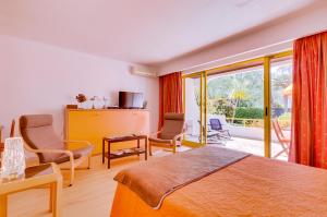 a hotel room with a bed and a balcony at Apartamento Victoria in Vilamoura