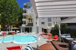 Bazén v ubytování Hotel Sabrina Rimini nebo v jeho okolí