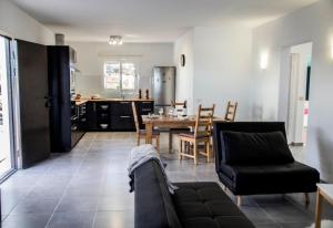 un soggiorno e una cucina con tavolo e sedie di Casa Candela a Tinajo Altre 38 foto