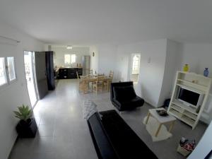 un soggiorno con un divano e un tavolo di Casa Candela a Tinajo