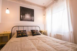 Ένα ή περισσότερα κρεβάτια σε δωμάτιο στο Sunny and compact apartment