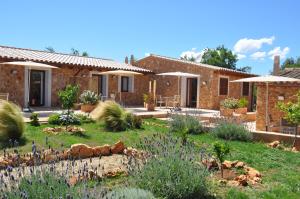 Ein Garten an der Unterkunft Can Porretí Agroturisme
