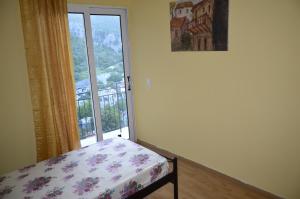 ポロスにあるPoros Highest Hill & Sea View!のベッドルーム1室(ベッド1台、大きな窓付)